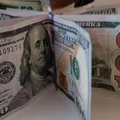 Economista-chefe do Bradesco faz previsão: dólar pode ficar abaixo de R$ 5 imagem