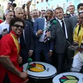 Em Salvador, presidente francês toca tambor com Olodum no Centro Histórico imagem