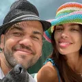 Esposa de Daniel Alves anuncia nascimento de filho do casal imagem
