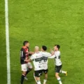 Ex-Bahia dá tapa em Ex-Vitória durante partida da Série B imagem