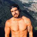 Ex-amante de cantor baiano expõe affair com Caio Castro imagem