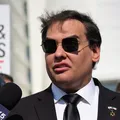 Ex-deputado filho de brasileiros recebe perdão de Trump e deixa prisão imagem