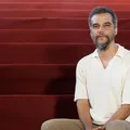 Famosos prestigiam Wagner Moura em pré-estreia da peça ‘Um Julgamento’ imagem