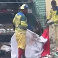 Garis são flagrados utilizando bandeira do Vitória para catar lixo imagem