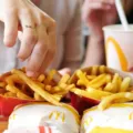 Gigantes do fast food ofertam lanche grátis a descontos de 50% imagem