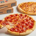 Grande rede de pizzaria vai distribuir pizza de graça neste domingo imagem