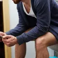 Hábito de usar celular no banheiro eleva em 46% o risco de hemorroidas imagem