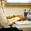 Home office com salário em dólar; saiba como ganhar muito sem sair de casa imagem