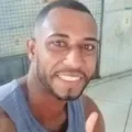 Homem é torturado e brutalmente morto após urinar em frente a crianças imagem