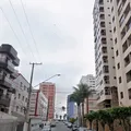 Idoso morre após cair da sacada ao instalar decoração de Natal imagem