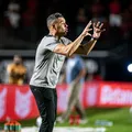 Jair Ventura exalta torcida e celebra vitória no Ba-Vi: "Convencemos" imagem