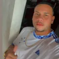Jovem morre após cair de caminhonete e ser atropelado na Bahia imagem