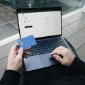 Jovens brasileiros trocam o Google por IA e redes sociais nas compras imagem