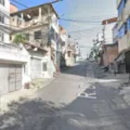 Ladeira na Liberdade é interditada após caminhão tombar na via imagem