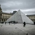 Louvre anuncia fechamento de sala rara após inspeção revelar perigo imagem