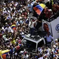 Maduro organiza novos exercícios militares após Nobel de opositora imagem