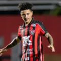 Matheuzinho celebra vitória e comenta relação do elenco: "Sem vaidade" imagem