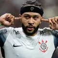 Memphis, do Corinthians, é detonado após fotografar mulher de bíquini em Salvador imagem