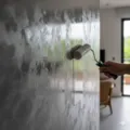 Mistura de cimento e verniz gera tinta poderosa que renova parede imagem