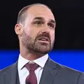 Moraes aponta 'fuga' de Eduardo Bolsonaro e adota medida mais rígida imagem