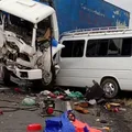 Motorista de van morre em acidente na Bahia após bater em carreta-baú imagem