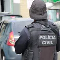 Mulher é presa com tornozeleira desligada e 30 passagens por furto imagem