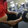 Não te ajudar a crescer! Saiba quais são os exercícios mais inúteis na academia imagem