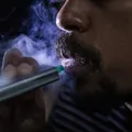 OMS alerta: 15 milhões de adolescentes já usam cigarro eletrônico imagem