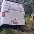 Ônibus que transportava estudantes cai em barranco de rodovia na Bahia imagem