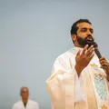 Padre é denunciado por abuso sexual durante oração na igreja imagem
