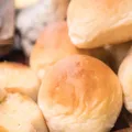Pãozinho saudável para café da manhã: receita fácil leva iogurte e aveia imagem
