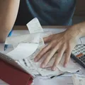 Parcelar dívida em 60x e pagar depois? Entenda nova Lei do Superendividamento imagem