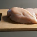 Por que você nunca deve lavar o frango cru antes de cozinhar imagem