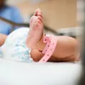 Recém-nascida é encontrada na descarga de vaso sanitário imagem