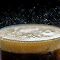 Refrigerante que promete quebrar Coca-Cola volta ao mercado a R$ 0,64 imagem
