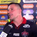 Renato Kayzer reclama de arbitragem e cita “várzea” no Brasileirão imagem