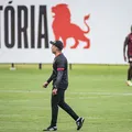 Respiro no Z-4? Vitória recebe Corinthians com Barradão lotado imagem