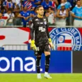 Ronaldo comemora defesas contra o Flamengo: "Me cobro bastante" imagem