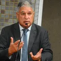 Rosemberg, no furacão, quer abrir as portas do paraíso para velhos imagem