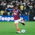 Saiba para quem na arquibancada Juba deu camisa da Seleção imagem