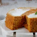 Sem açúcar e farinha: veja bolo de cenoura que fica pronto em 35 minutos imagem