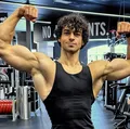 Sem camisa, filho de Xanddy e Carla Perez exibe dieta para campeonato imagem