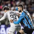 Sem jogar, Vitória se beneficia de empate entre Santos e Grêmio imagem