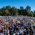 ‘Sem reis’: multidões tomam as ruas dos EUA em protestos contra Trump imagem