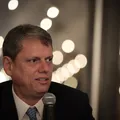 Tarcísio terá encontro com Fachin após ataque a 'tirano do STF' imagem