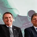 Tarcísio visita Bolsonaro em prisão domiciliar para tratar de eleição imagem