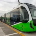 Trem sem trilhos promete transformar o transporte público da cidade imagem