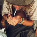 Usuários de drogas começam a ser multados ao fumar em local público imagem