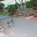 VÍDEO: Idoso é agredido com voadora durante roubo de celular imagem