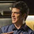 VÍDEO: ex-ator da Globo dá tapa e derruba celular de fã imagem